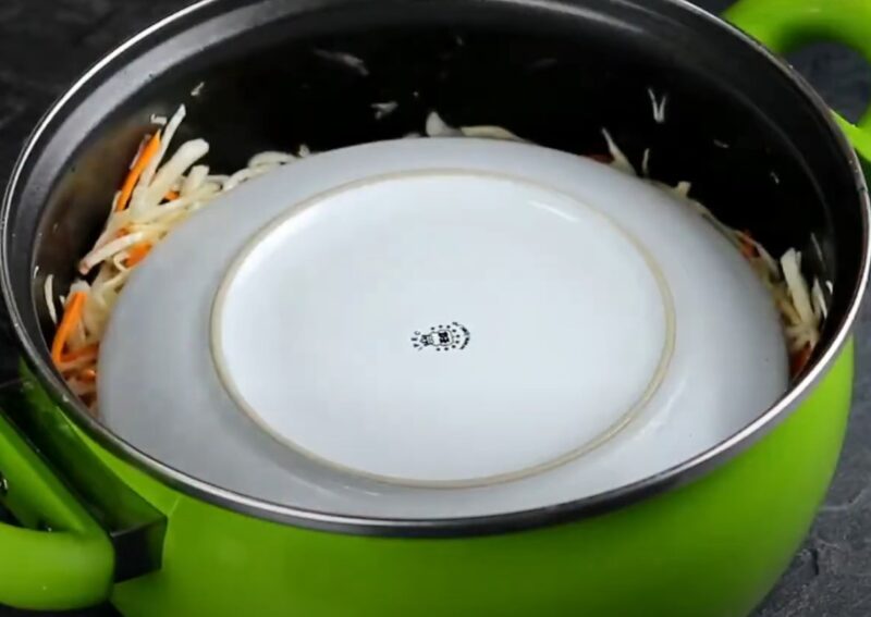 Вкусная квашеная капуста без долгого ожидания. Хрустящий рецепт: 3 дня и готово