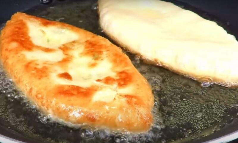 Секрет идеальных пирожков: готовим "Лапти" на кефире за 30 минут без дрожжей и возни с тестом