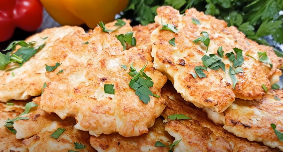 Подруга дала совет. Теперь нарезаю вручную и просто смешиваю