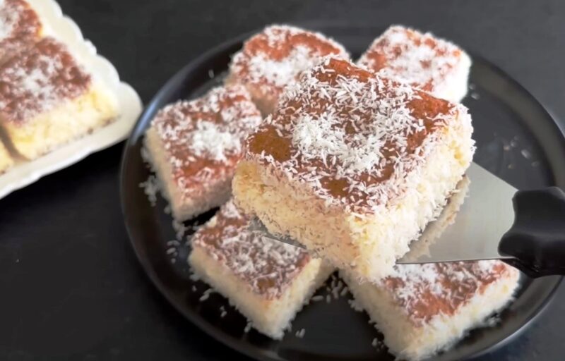 Каждый кусочек тает во рту: вкусный кокосовый десерт к чаю или кофе. Рецепт из дорогой кондитерской!