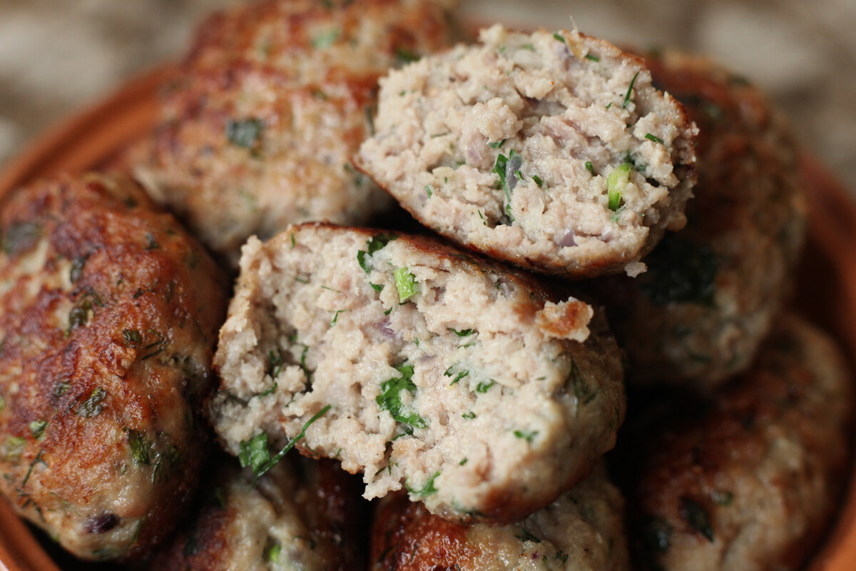 Расскажу, как я готовлю очень сочные и пышные котлеты: добавляя в фарш вместо хлеба и батона совсем другой ингредиент