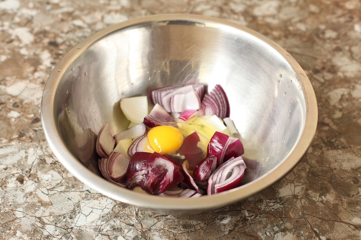 Расскажу, как я готовлю очень сочные и пышные котлеты: добавляя в фарш вместо хлеба и батона совсем другой ингредиент