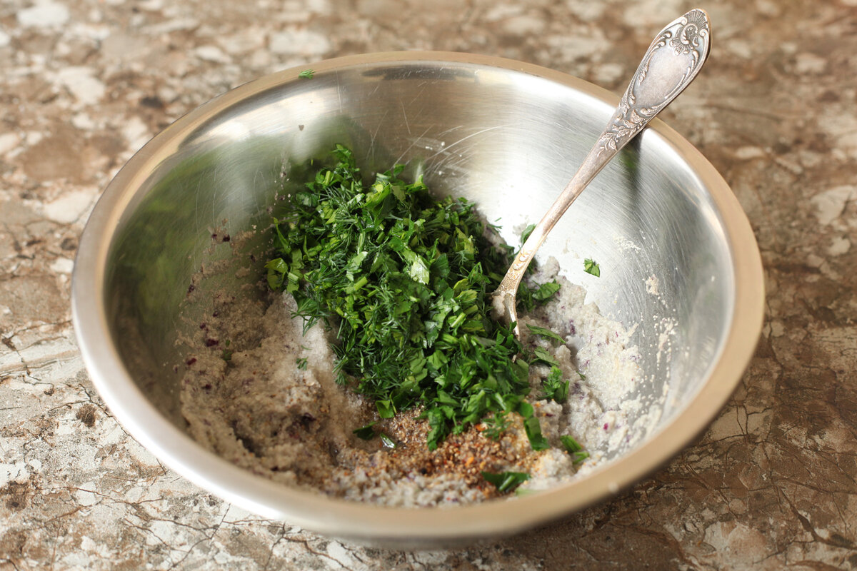 Расскажу, как я готовлю очень сочные и пышные котлеты: добавляя в фарш вместо хлеба и батона совсем другой ингредиент