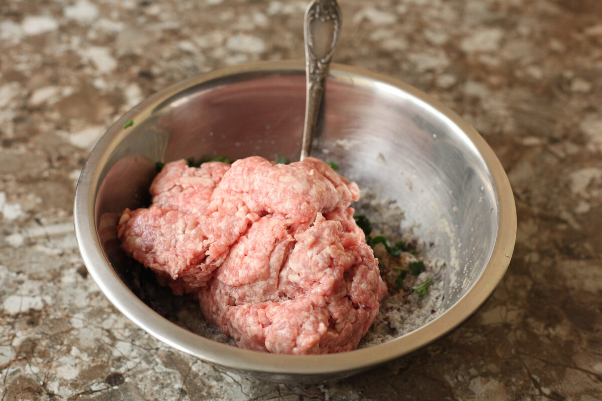 Расскажу, как я готовлю очень сочные и пышные котлеты: добавляя в фарш вместо хлеба и батона совсем другой ингредиент