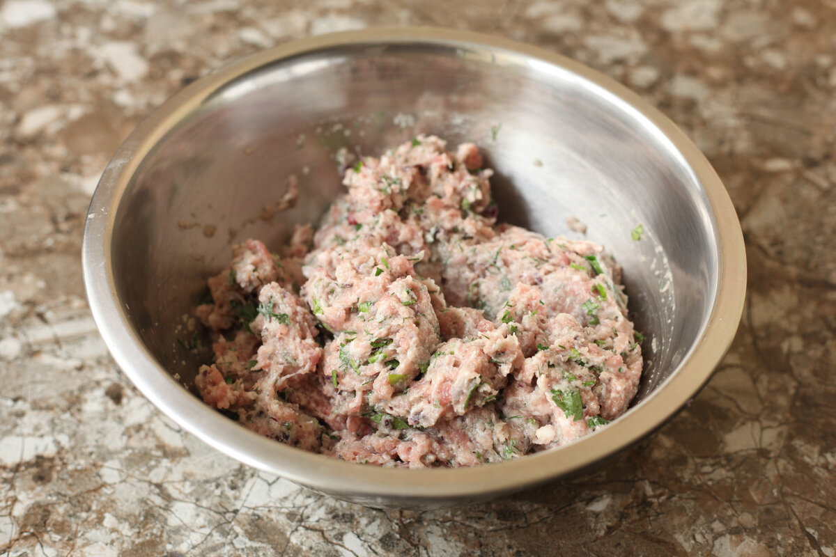 Расскажу, как я готовлю очень сочные и пышные котлеты: добавляя в фарш вместо хлеба и батона совсем другой ингредиент