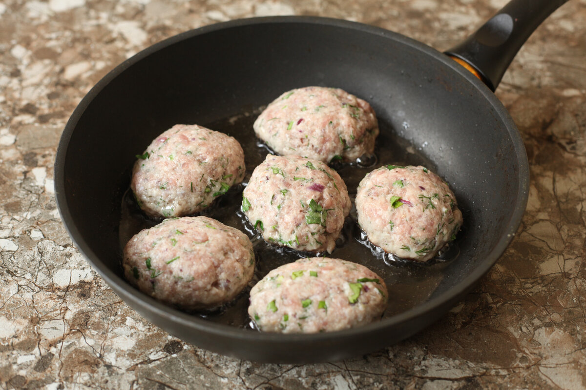 Расскажу, как я готовлю очень сочные и пышные котлеты: добавляя в фарш вместо хлеба и батона совсем другой ингредиент