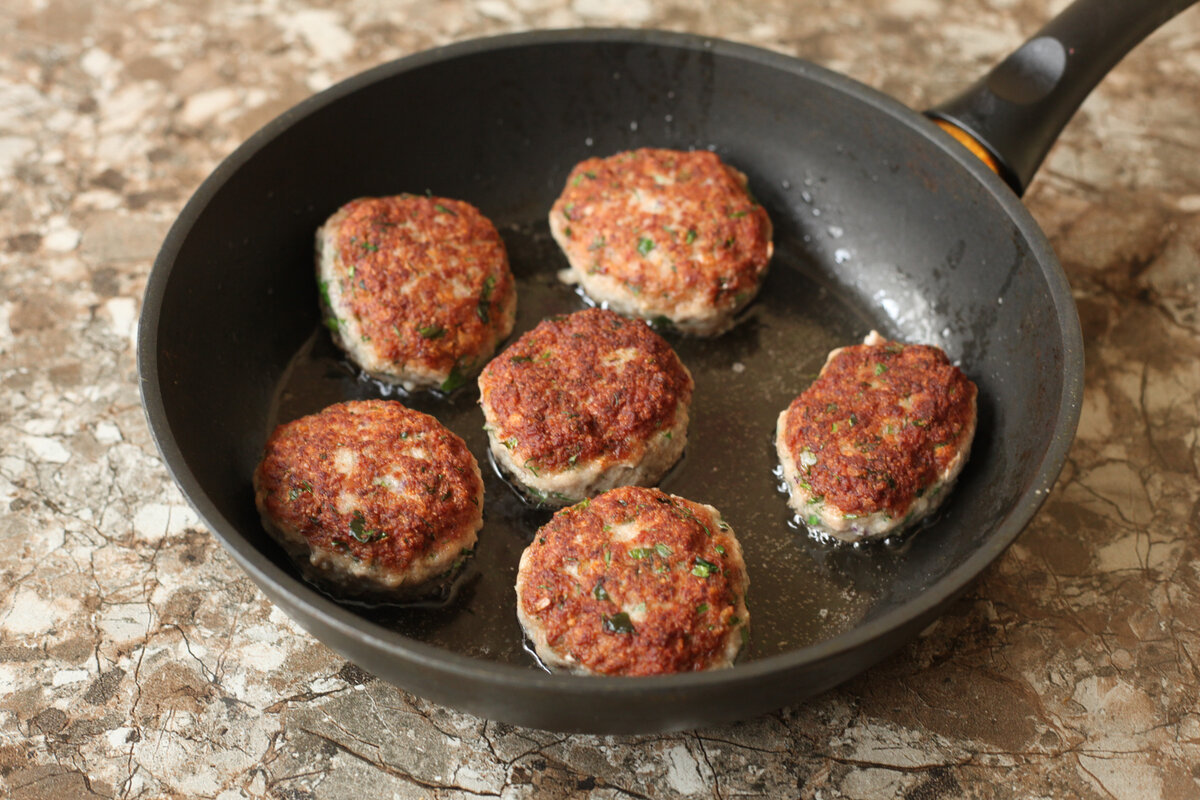 Расскажу, как я готовлю очень сочные и пышные котлеты: добавляя в фарш вместо хлеба и батона совсем другой ингредиент