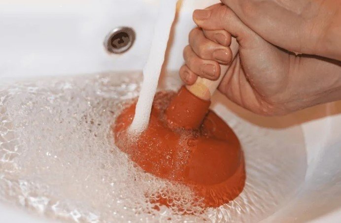 Совет от знакомого сантехника: как можно просто и быстро устранить засор в ванне, раковине и трубах