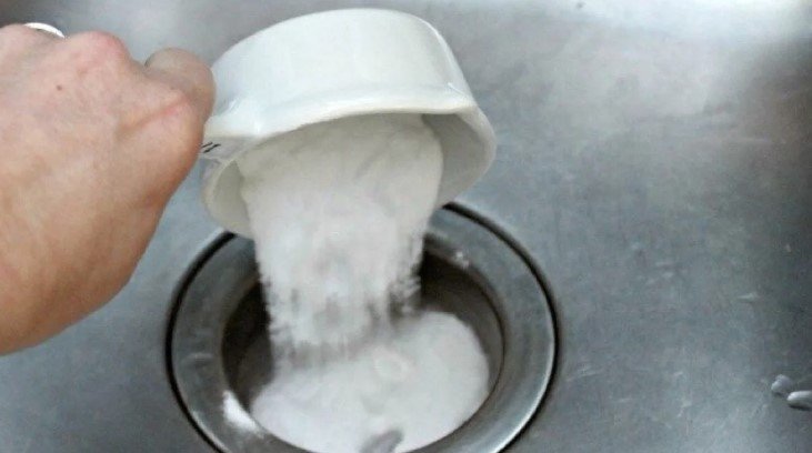 Совет от знакомого сантехника: как можно просто и быстро устранить засор в ванне, раковине и трубах