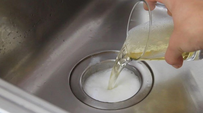 Совет от знакомого сантехника: как можно просто и быстро устранить засор в ванне, раковине и трубах