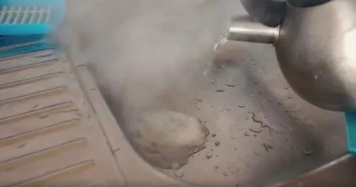 Совет от знакомого сантехника: как можно просто и быстро устранить засор в ванне, раковине и трубах