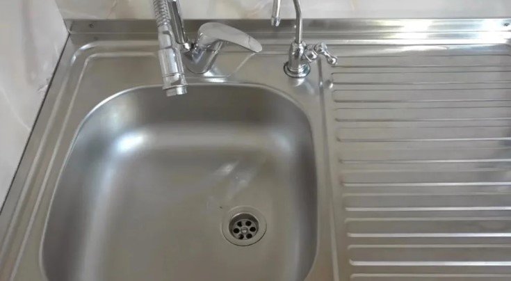 Совет от знакомого сантехника: как можно просто и быстро устранить засор в ванне, раковине и трубах