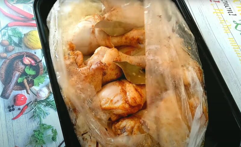 Гарнир и мясо в одном блюде: капуста с курицей в рукаве — идеальный вариант ужина в будний день!