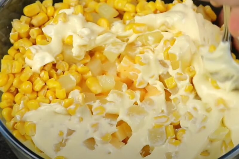 Салат «Гавайский» — настолько лёгкий, что его можно есть даже на диете. Вкусный способ оставаться в форме!