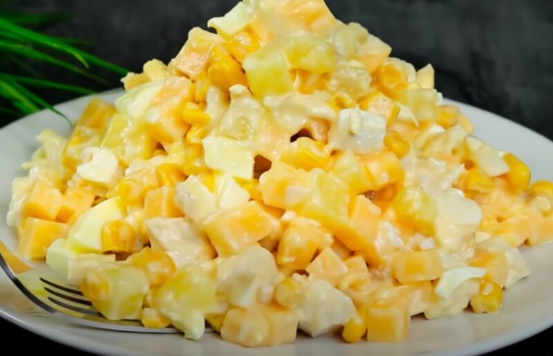 Салат «Гавайский» — настолько лёгкий, что его можно есть даже на диете. Вкусный способ оставаться в форме!