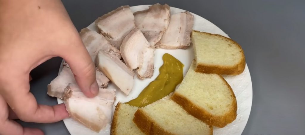 Раскладываю по банкам мясо и получаю очень вкусную закуску к любому столу