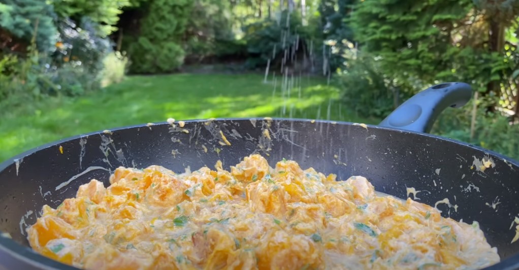 Тыква вкуснее мяса: запеченная в сковороде с чесноком и сметаной. Несколько минут и семья будет довольна