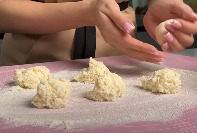 Воздушная вкуснятина за 15 минут: секрет творожных шариков, которые тают во рту и не черствеют