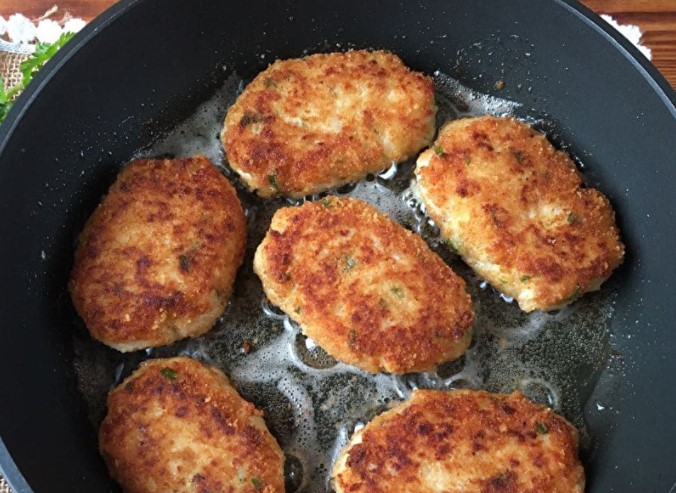 Беру 300 грамм фарша и готовлю большую гору котлет. Бюджетные котлеты на ужин