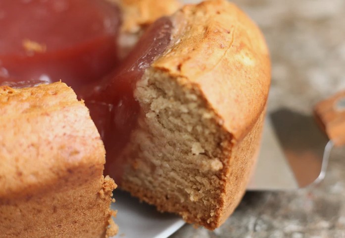 Практически из ничего. Пеку к чаю огромный пирог: без молока, кефира, масла и яиц