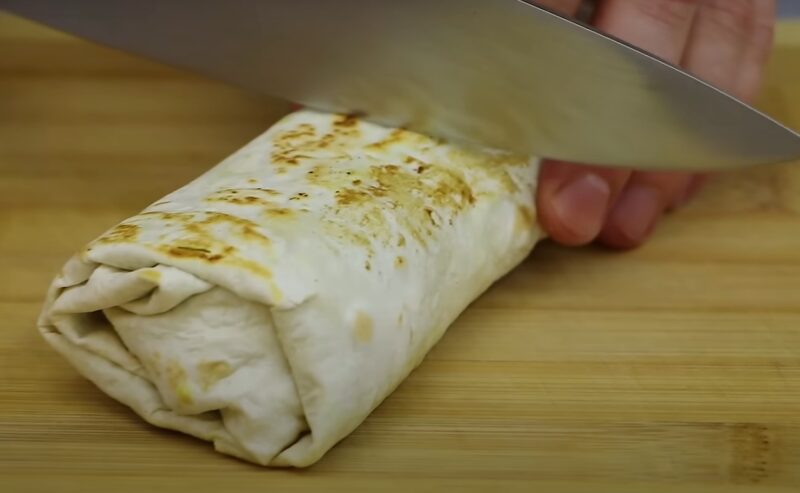 Идеальная шаурма в домашних условиях! Как приготовить её вкуснее, чем в ларьке: весь секрет в соусе