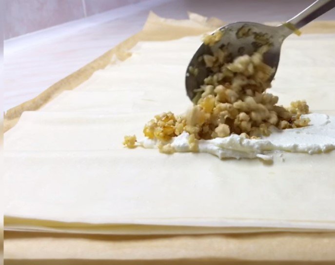 Вкусно и никакой возни с тестом. Трубочки с нежной начинкой из куриного мяса