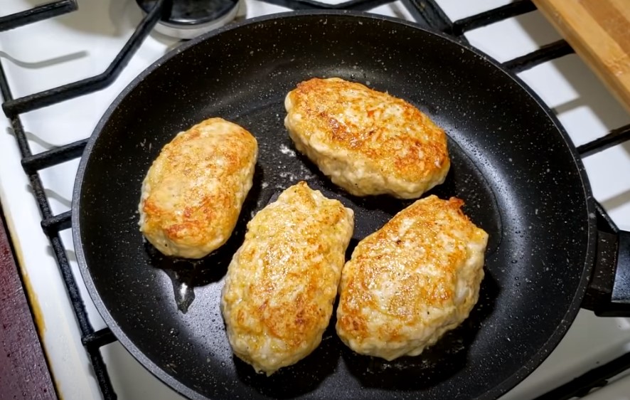 Сытное и аппетитное блюдо: мясные котлеты с начинкой из картофеля. Нестандартный подход