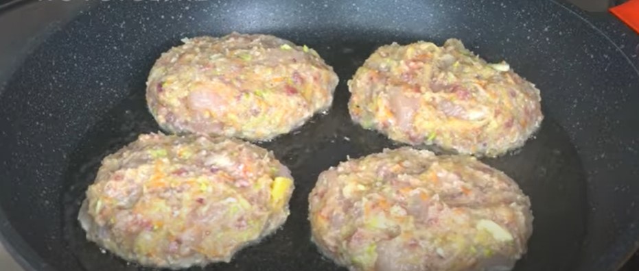 Летние котлеты готовлю только так. Сочные и вкусные: хочется готовить их всегда