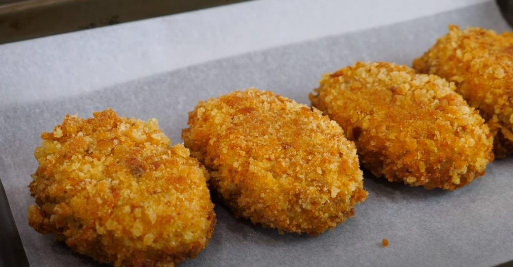 Хрустящая корочка, а внутри сливочное масло. Котлеты по-киевски рыбные