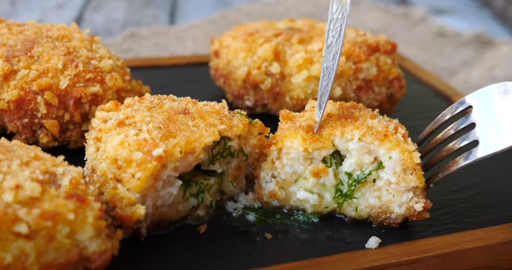 Хрустящая корочка, а внутри сливочное масло. Котлеты по-киевски рыбные