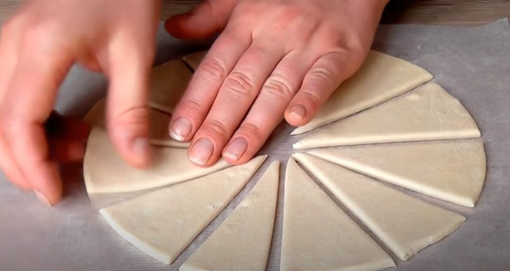 Рецепт просят все. Торт из слоеного теста со свежими ягодами и взбитыми сливками