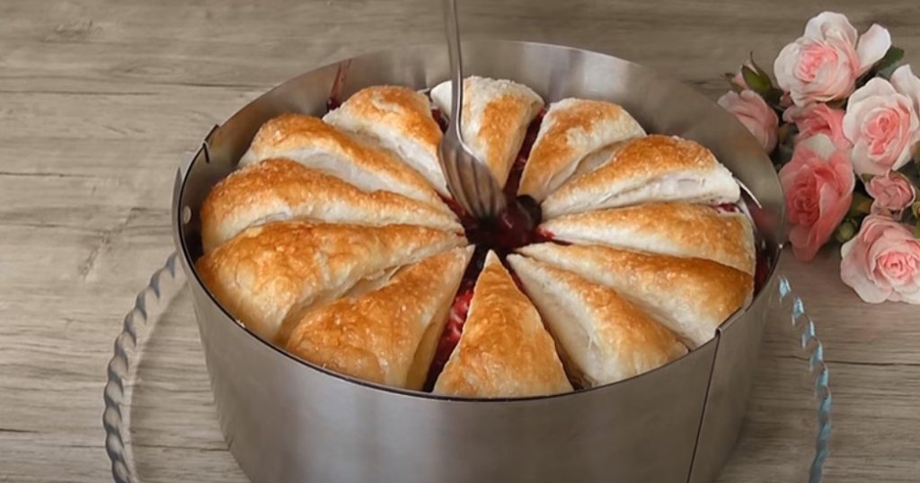 Рецепт просят все. Торт из слоеного теста со свежими ягодами и взбитыми сливками