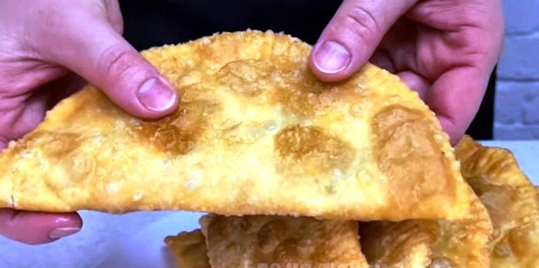 Просто растираю его с мукой. Обычные чебуреки не воспринимаем больше: готовлю сочные, хрустящие, пузырчатые