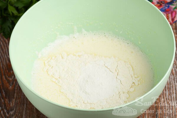 Для меня это лучшее жидкое тесто для пирогов к чаю. Отлично пропекается с любой начинкой. Пирог с ягодами