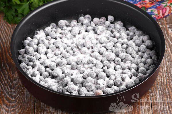 Для меня это лучшее жидкое тесто для пирогов к чаю. Отлично пропекается с любой начинкой. Пирог с ягодами