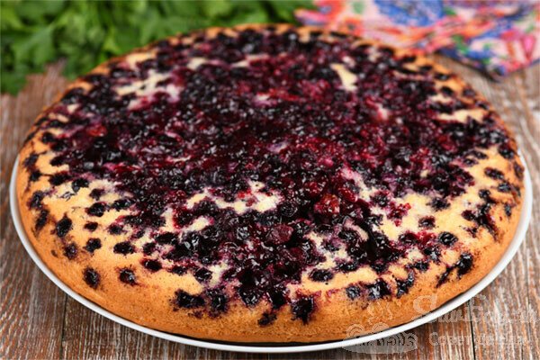 Для меня это лучшее жидкое тесто для пирогов к чаю. Отлично пропекается с любой начинкой. Пирог с ягодами