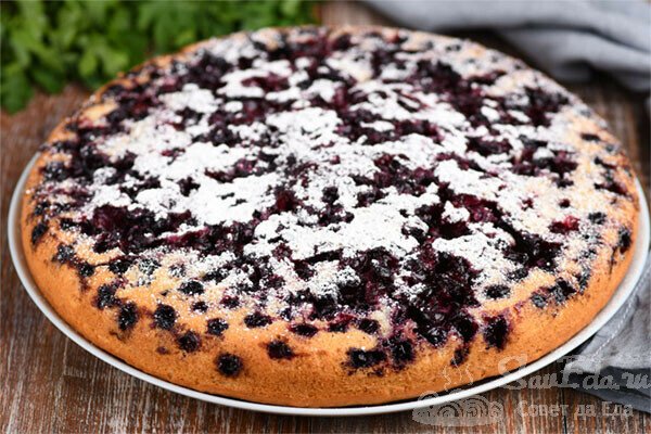 Для меня это лучшее жидкое тесто для пирогов к чаю. Отлично пропекается с любой начинкой. Пирог с ягодами