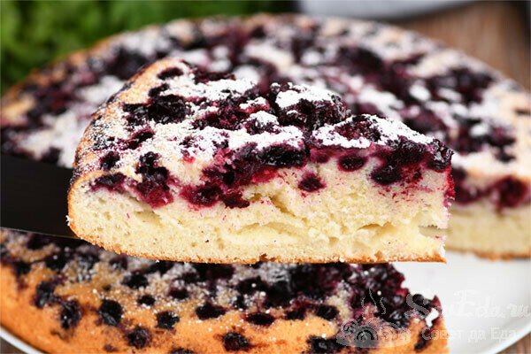 Для меня это лучшее жидкое тесто для пирогов к чаю. Отлично пропекается с любой начинкой. Пирог с ягодами