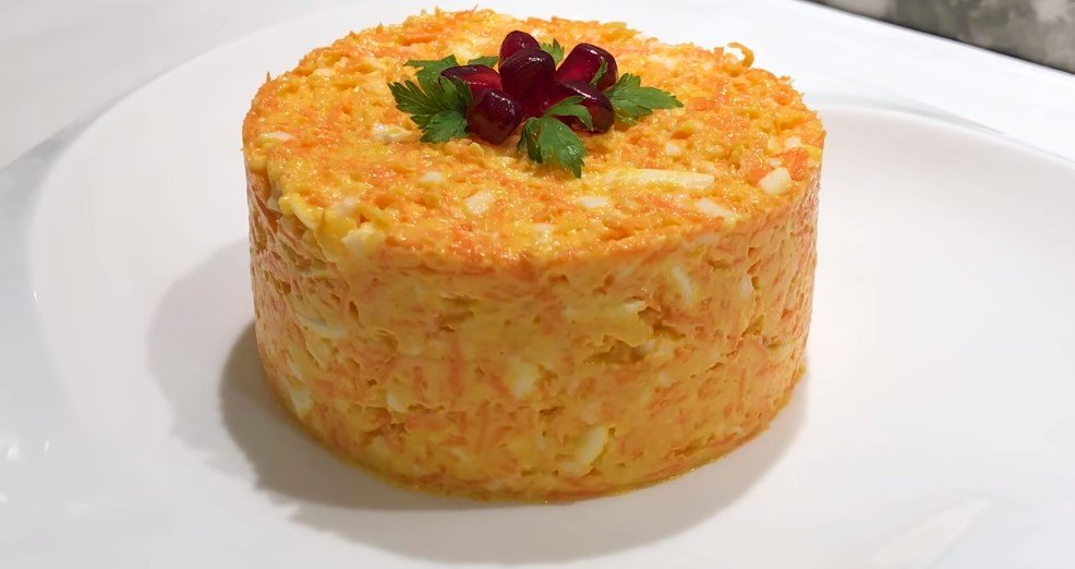 Возьмите 2 сырые морковки и приготовьте вкусный праздничный салат