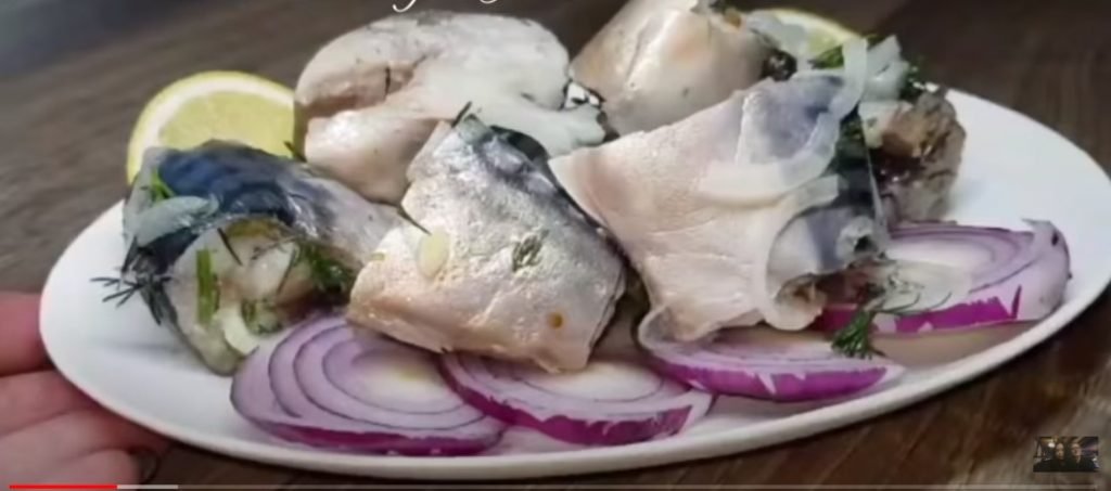 Скумбрия за копейки: в разы вкуснее красной рыбы. Рецепт мурманских моряков на праздничный стол